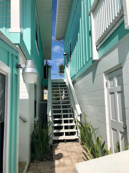 909 Private Stairway